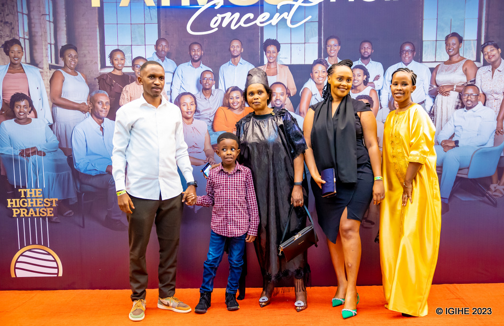 Igitaramo cya Patmos Choir cyari giteguye neza ku buryo uwacyitabiriwe wese yabanje kunyura ku itapi itukura abanza no kuhafatira ifoto