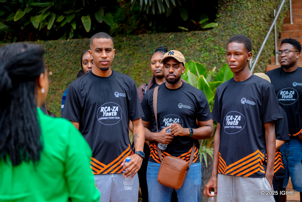 Ubwo uru rubyiruko rwakirwaga ku Rwibutso rwa Jenoside rwa Kigali