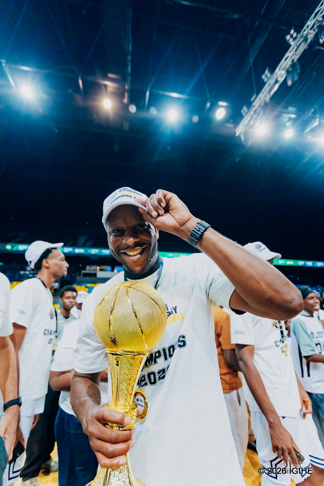 Umutoza wa APR FC, James Maye mu byishimo byinshi nyuma yo kwegukana Shampiyona ebyiri zikurikiranya