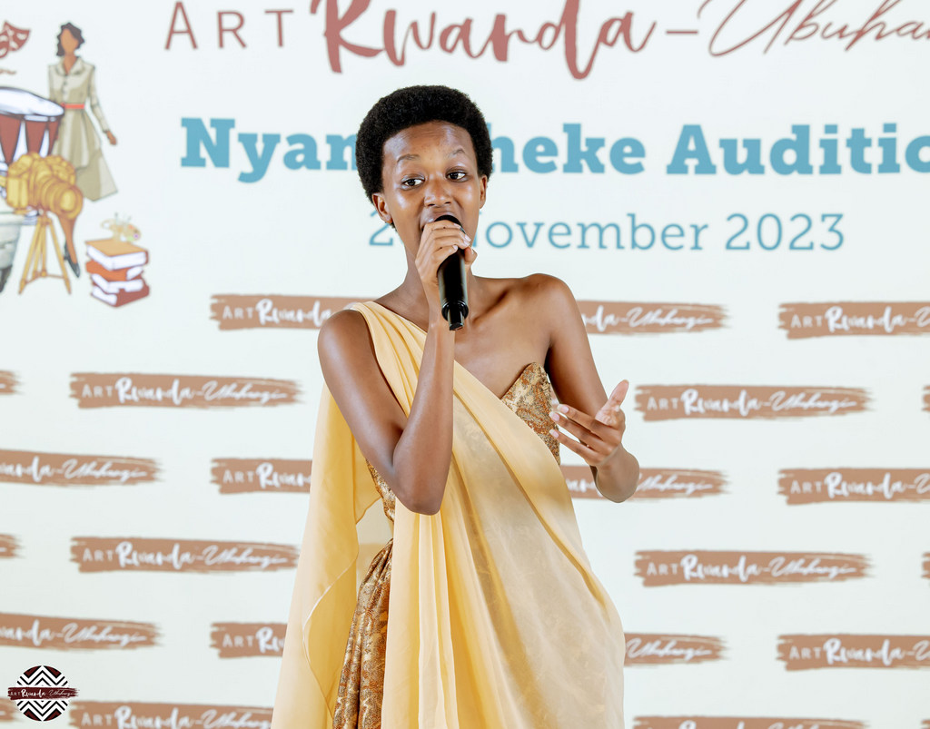 Umusizi Uwababyeyi Vivianne afite impano yihariye mu kuvuga imivugo