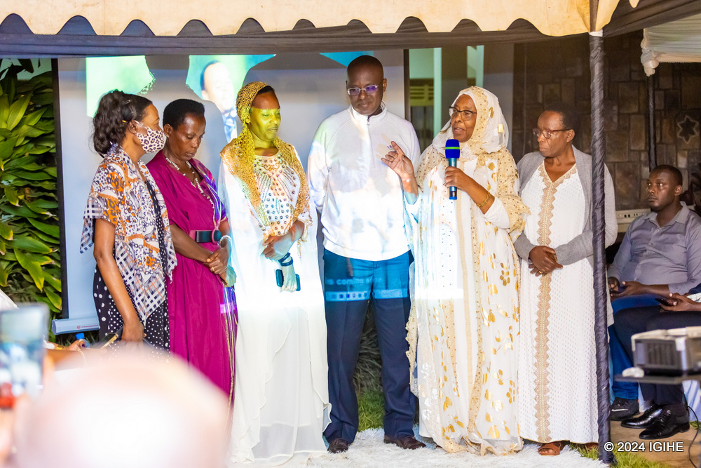 Bamwe mu bana ba Mukangarambe bamusezeyeho