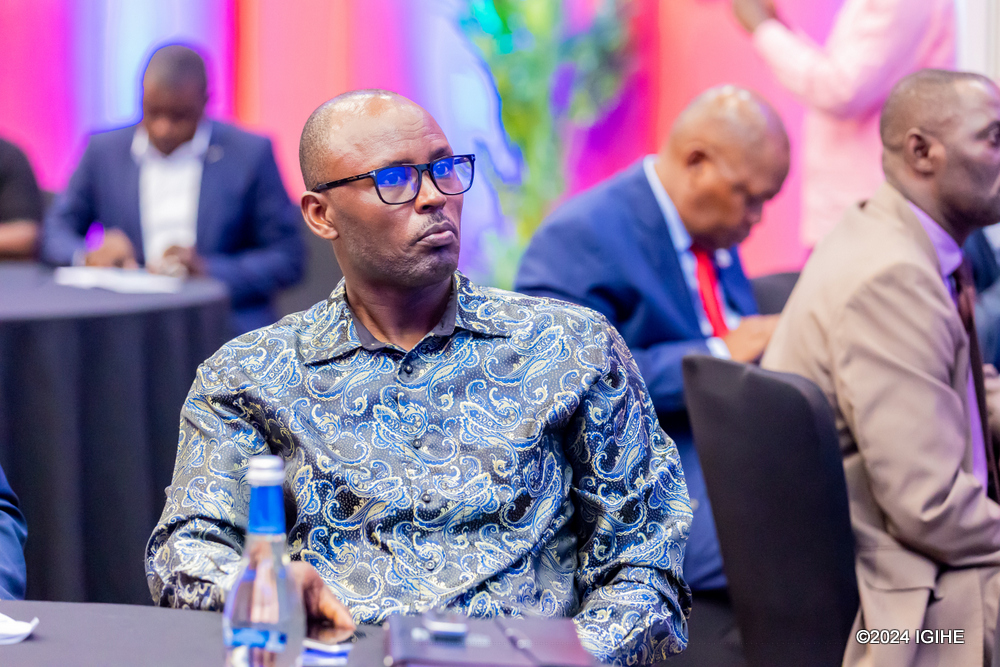 Umuyobozi wa Kaminuza y'u Rwanda mu bitabiriye inama yo kugaragaza ibizigirwa mu nama izahuriza abenjenyeri b'Isi mu Rwanda