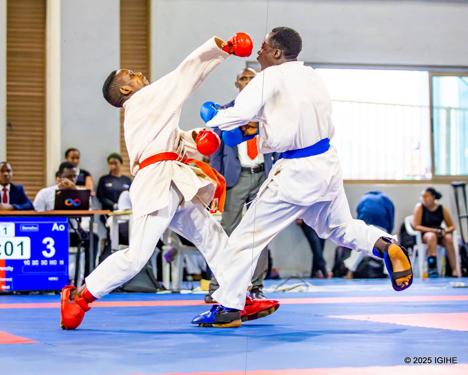 Abakinnyi bari guhatana muri Kumite ikinwa barwana hagati y’amakipe abiri