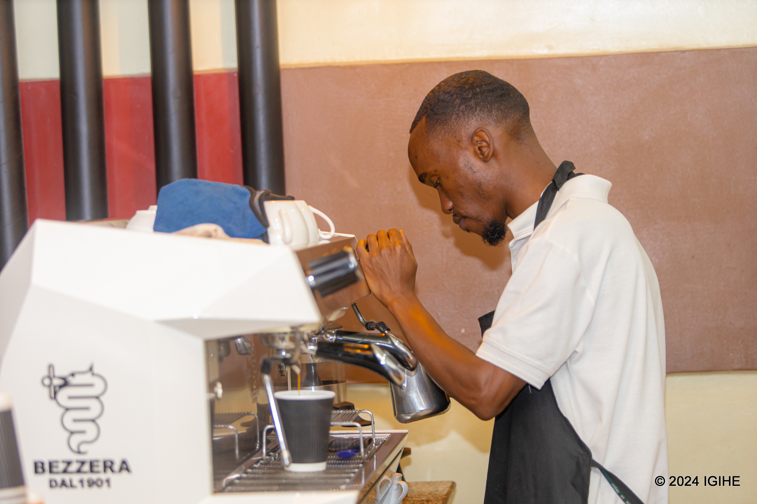 Uyu ni umwe mu bakozi ba Nkubito ufite akazi gahoraho muri Coffee Corner