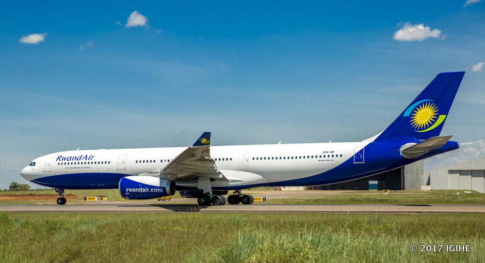 Guhera mu 2016, RwandAir yerekeje amaso muri Afurika y’Uburengerazuba aho ikorera ingendo mu mijyi irimo Cotonou, Abidjan, Douala, Dakar n’ahandi