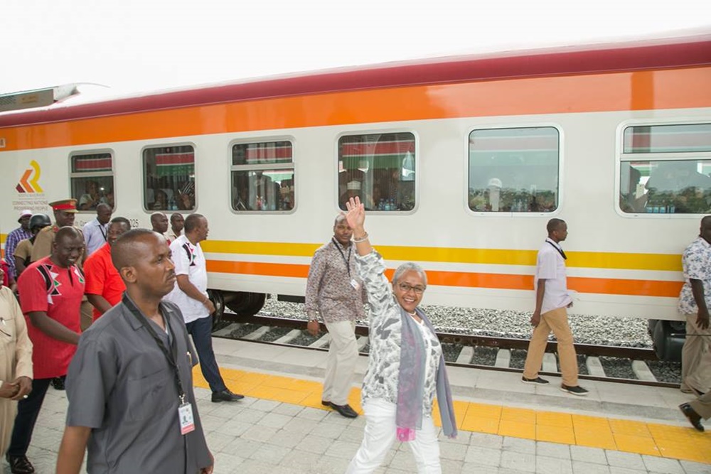 Umugore wa Uhuru Kenya, Margaret Kenyatta, asuhuza abari bitabiriye umuhango wo gufungura uyu muhanda