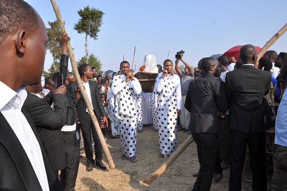 Umugeni wa Rutangarwamaboko bamuhetse mu ngobyi