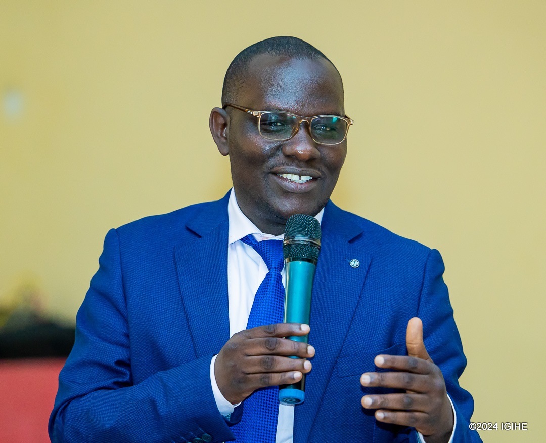 Umuyobozi w’Urugaga rw’Abanditsi mu Rwanda, Hategekimana Richard yijeje Uwase wanditse igitabo 'Umwari Uberereye u Rwanda' ubufasha bwuzuye mu kwagura impano ye