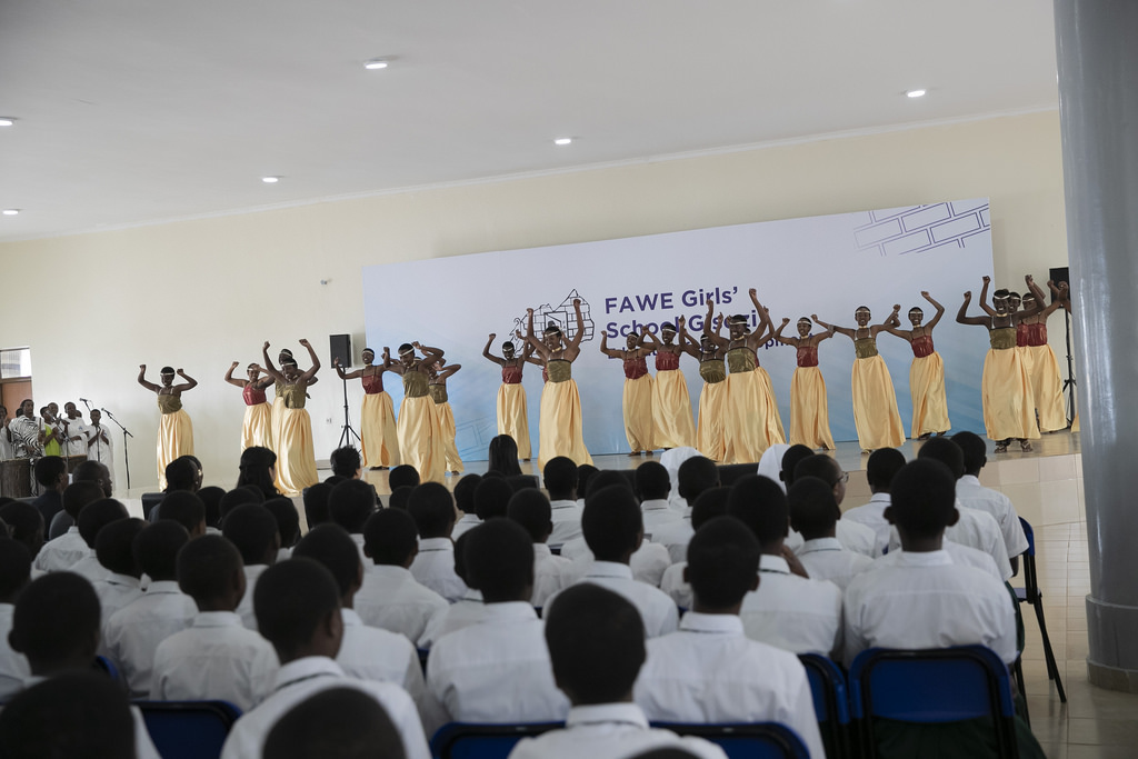 Abanyeshuri bo muri FAWE Girls School bataramiye abashyitsi mu mbyino Nyarwanda
