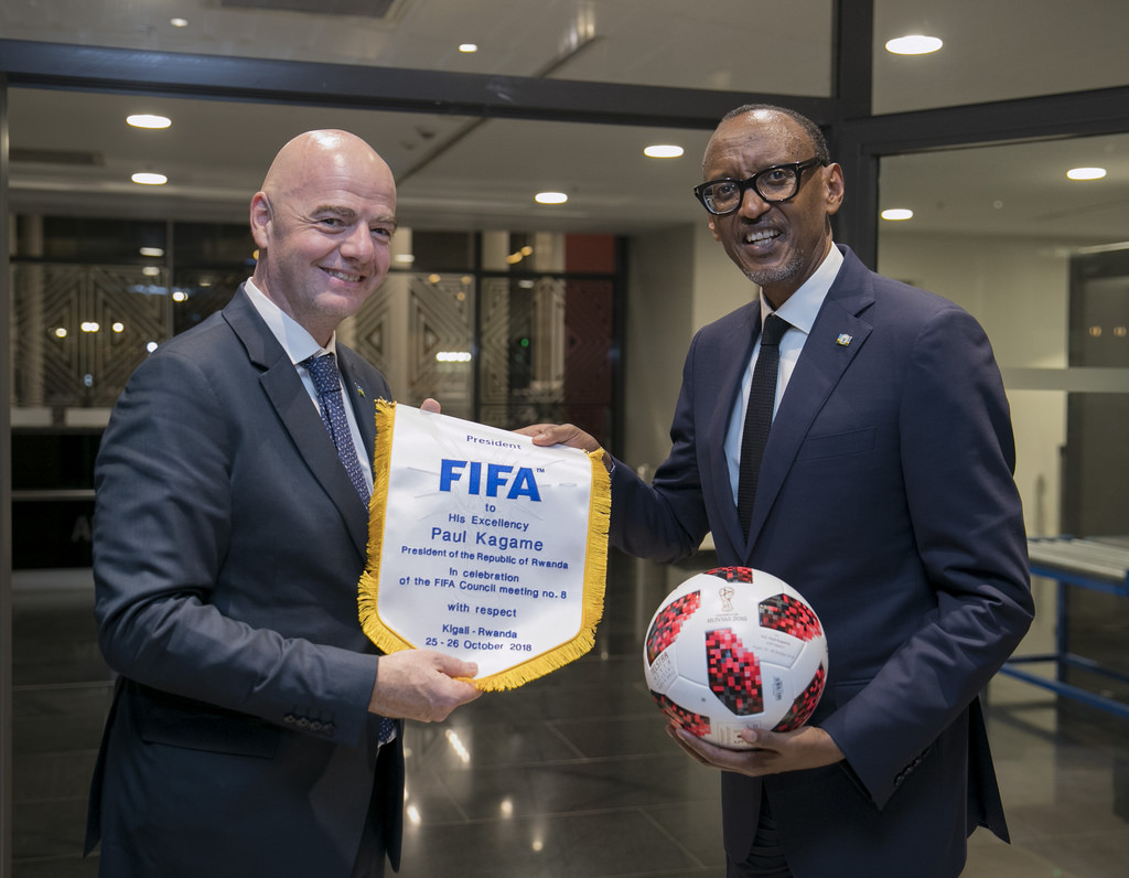 Perezida Kagame na Infantino baganiriye ku iterambere ry'umupira w'amaguru bihereye mu bakiri bato