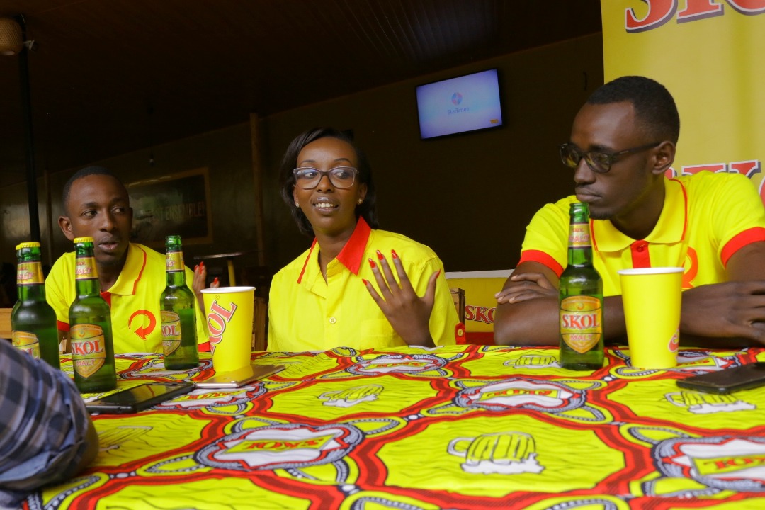 Nziza na Cyubahiro bagarutse mu Rwanda kuri iki Cyumweru bakiririwe na Niwemfura Marie-Paule ushinzwe imenyekanisha bikorwa mu ruganda rwa SKOL