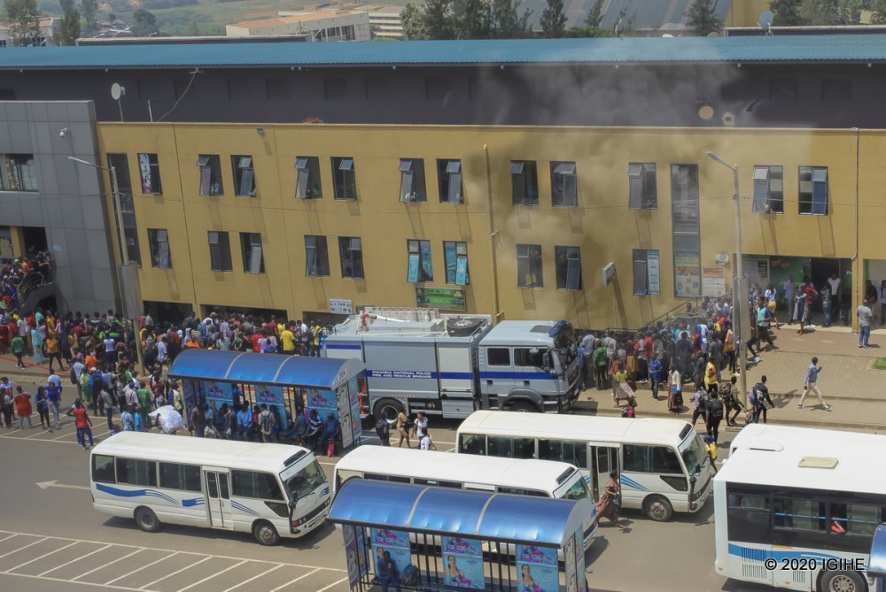 Iyi restaurant ikorera muri Downtown iruhande rw'ahategerwa imodoka zijya Kimisagara