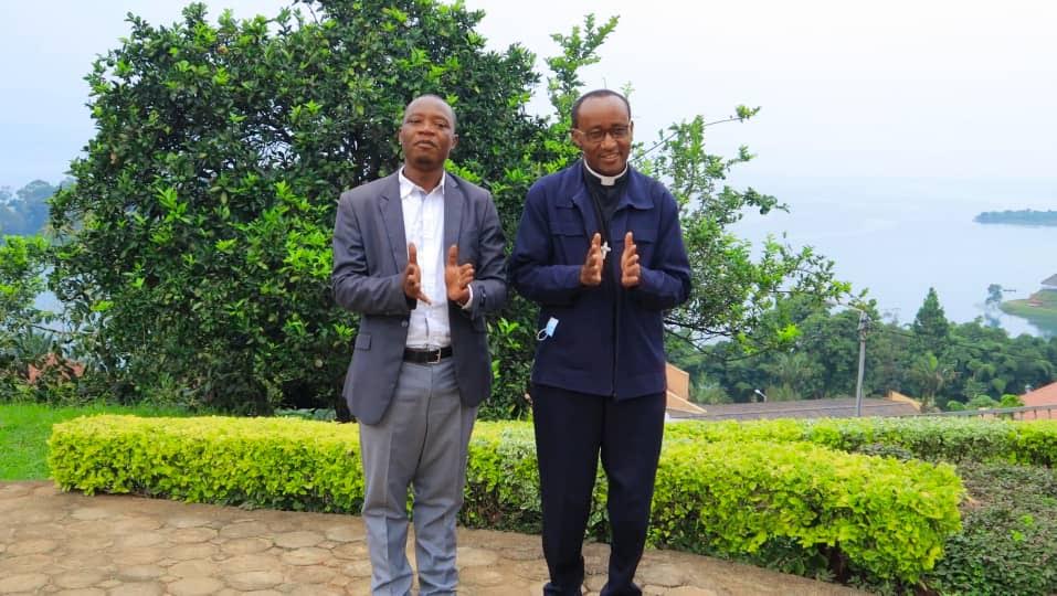 Musenyeri Sinayobye (iburyo) na Bicamumpaka wamuhimbiye indirimbo
