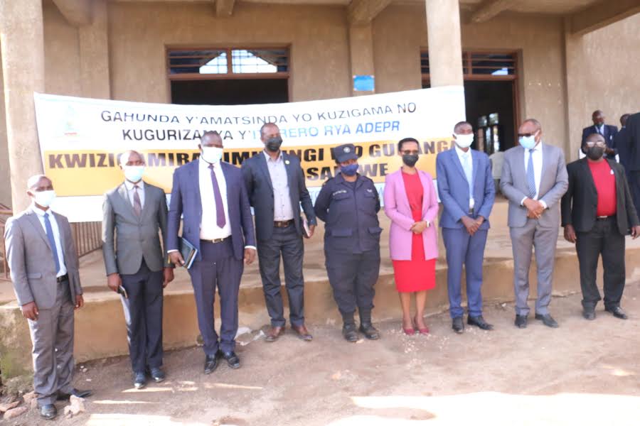 Abayobozi batandukanye bitabiriye umuhango wo gutangiza icyumweru cyahariwe ibikorwa byo kuzigama mu matsinda muri ADEPR