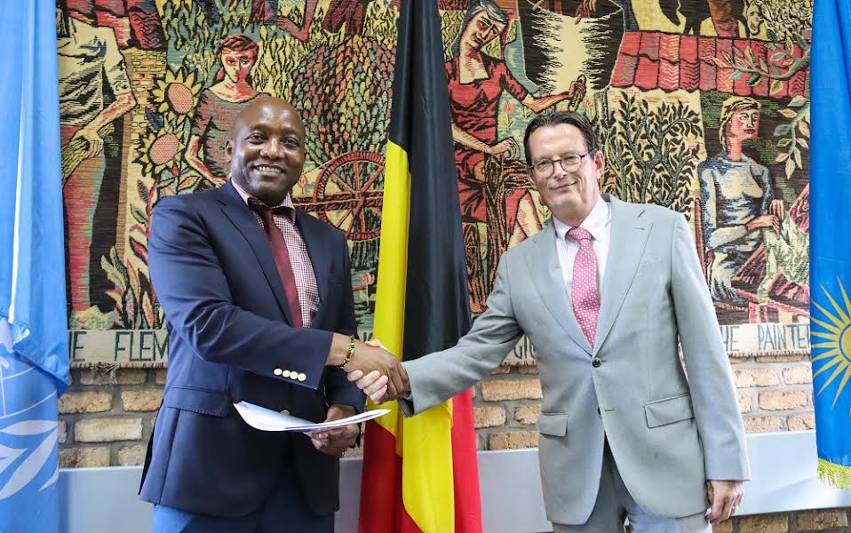 Ambasaderi w’u Bubiligi mu Rwanda, Bert Versmessen ari kumwe n’Umuyobozi wa UNDP mu Rwanda, Maxwell Gomera