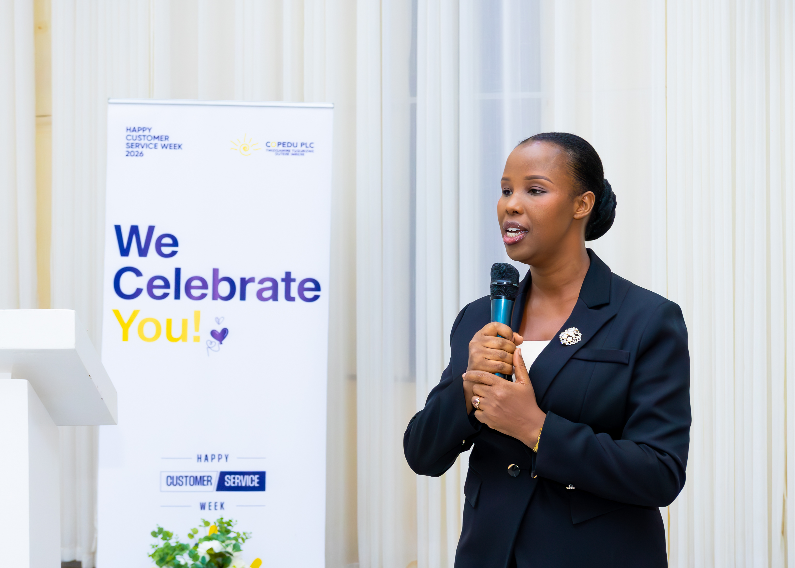 Louise Kayitesi ushinzwe Ubucuruzi muri Copedu Plc, yasobanuriye abakiliya imikorere ya e-Kash