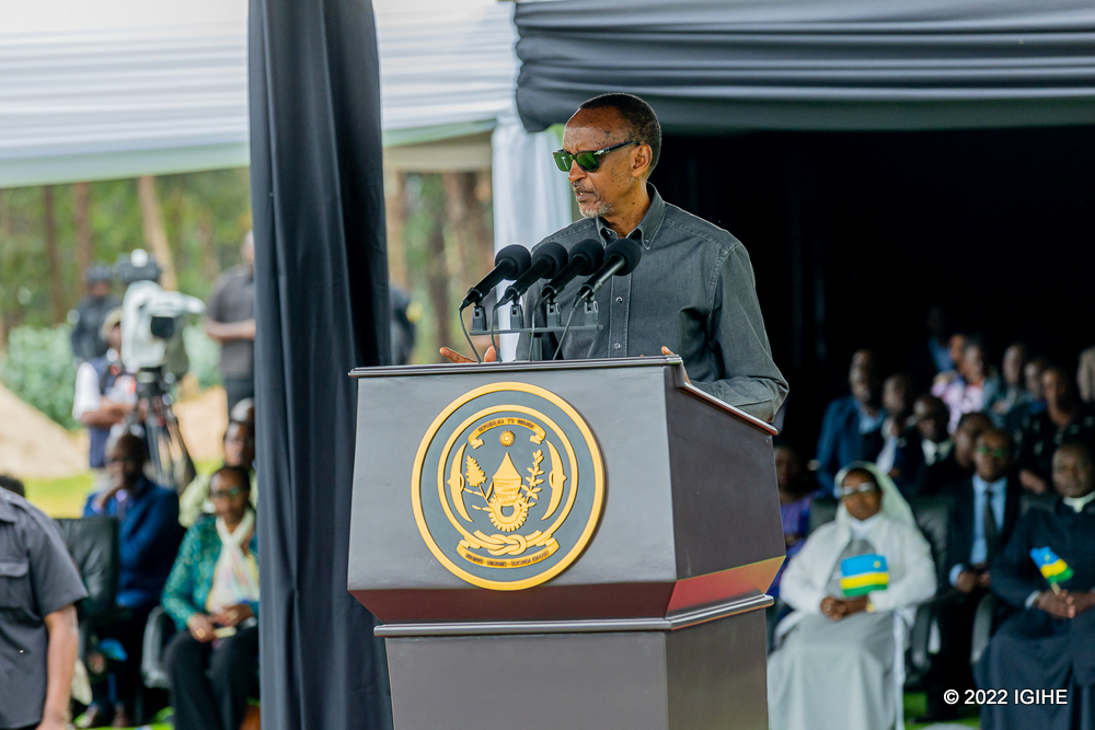 Perezida Kagame yahumurije abaturage b'i Nyamasheke bakeneye imihanda, ababwira ko hari gushakwa amikoro mu gihe cya vuba bizaba byakemutse
