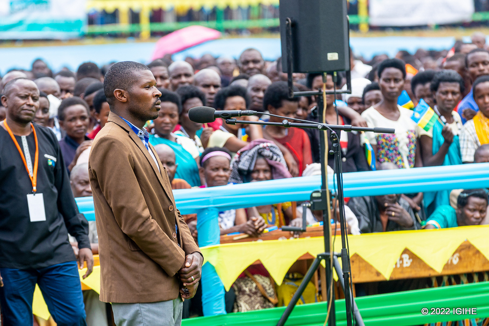 Misago Aphrodis yabajije Umukuru w'Igihugu ikibazo kijyanye n'inkende zonera abaturage, amusubiza ko hagiye gushaka umuti urambye utari ukwishyura abaturage bangirijwe n'izo nyamaswa