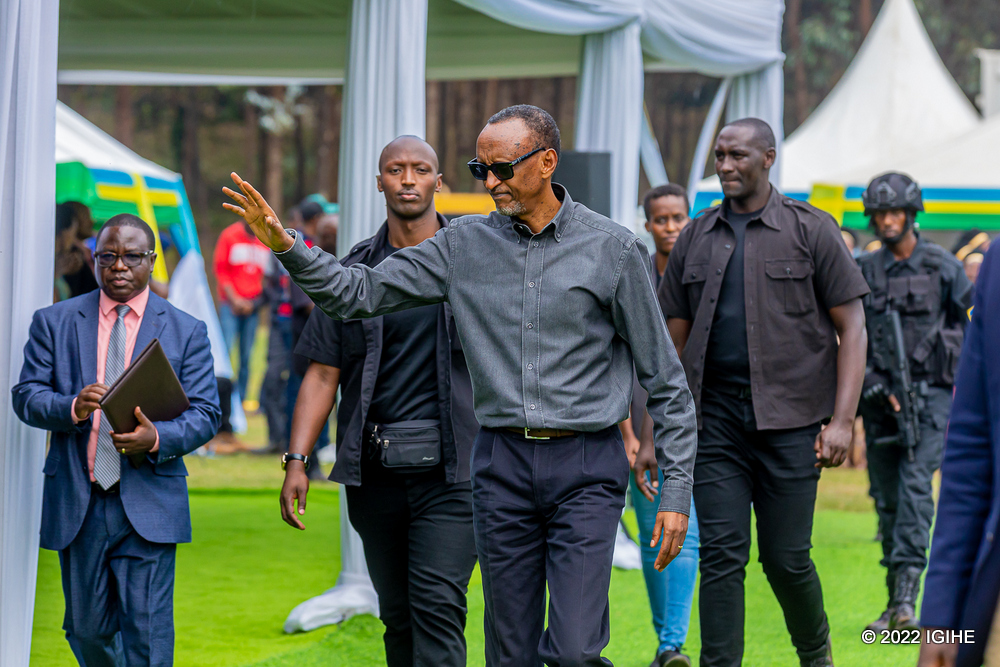 Perezida Kagame asezera abaturage b'i Nyamasheke nyuma y'urugendo rwe