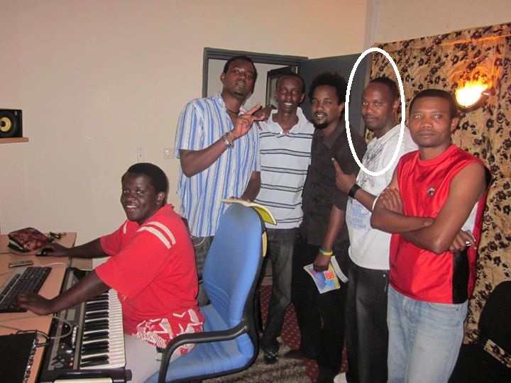 JackRoss (twashyize mu kaziga k'umweru) ari kumwe n'abahanzi na Junior (wicaye) muri Bridge