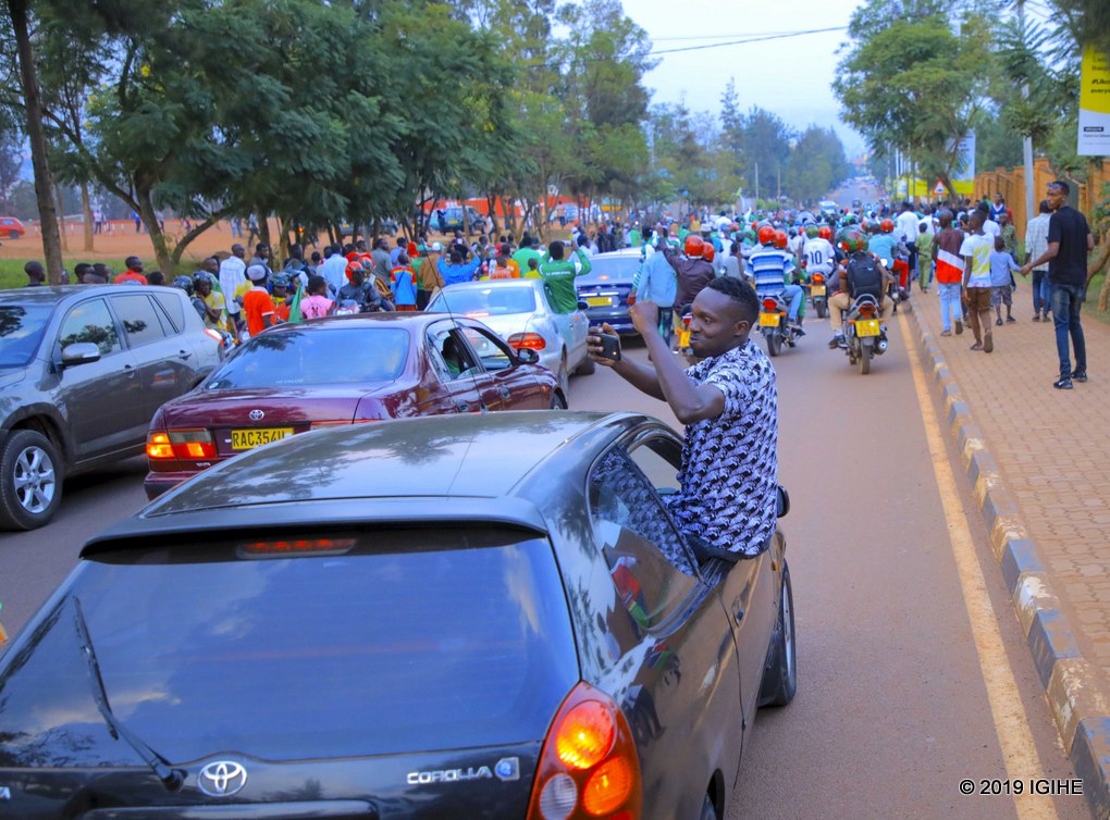 Nizeyimana Djuma yafataga amashusho y'imbaga y'Abayovu yamugendaga imbere