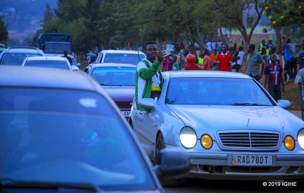 Imodoka nyinshi z'abafana ba Kiyovu zateguriwe abakinnyi batanze ibyishimo ku munsi w'ejo