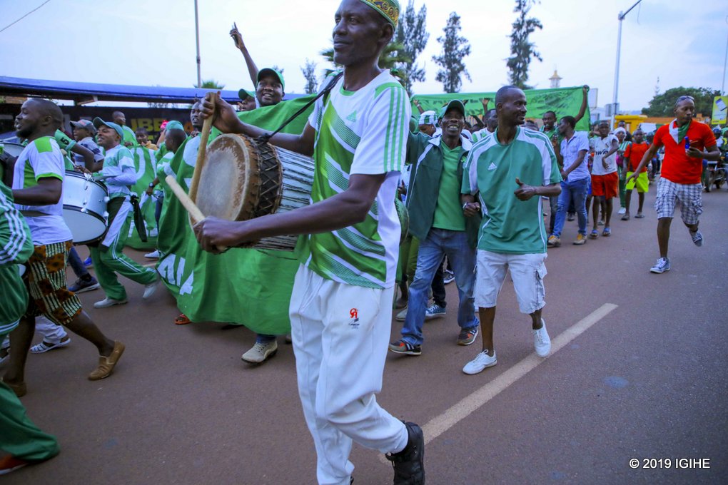 Abafana bagendaga bavuza ingoma mu muhanda
