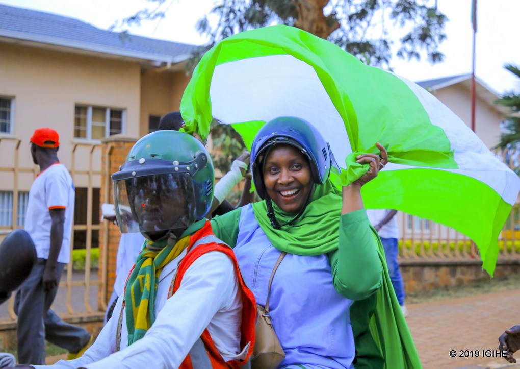 Uyu yicaye kuri moto yitwikira ibendera ry'ikipe ahoza ku mutima