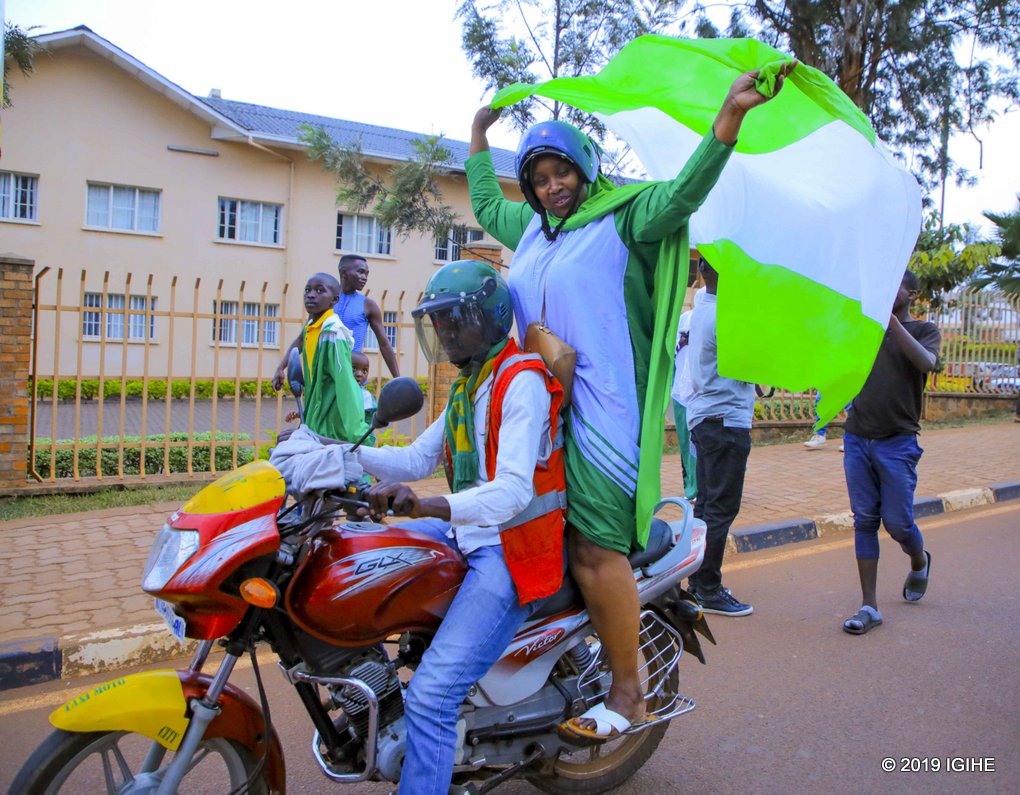 Byageze aho bimwanga mu nda ahagarara kuri moto