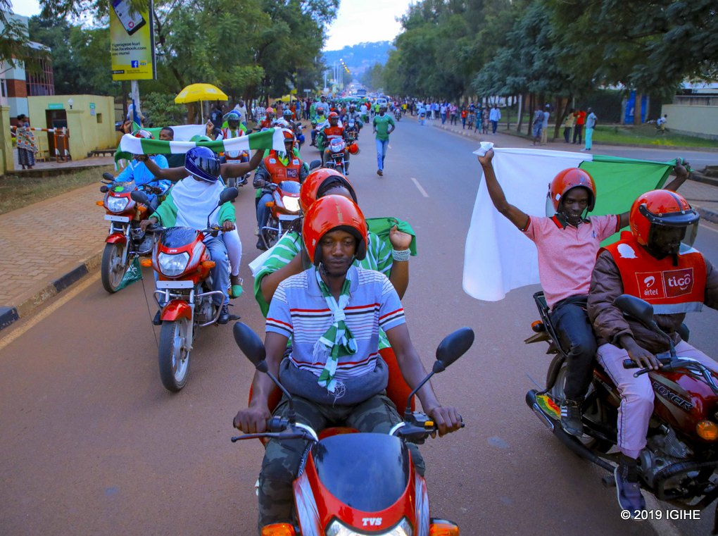 Umurongo w'abafana wari muremure mu muhanda
