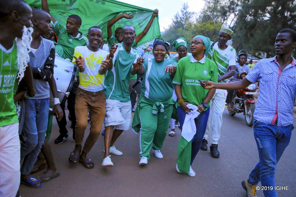 Umufana ukomeye cyane wa Kiyovu Sports uzwi ku izina rya Bibi (hagati) nawe ntiyahatanzwe