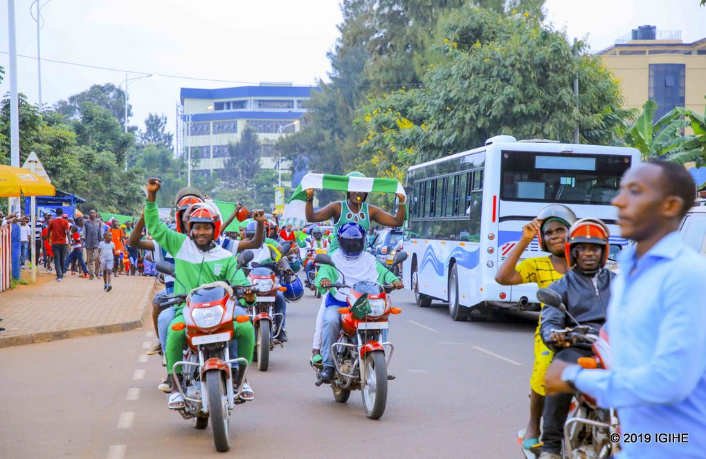 Moto zabanzaga imbere, abanyamaguru bagakurikiraho hanyuma ab'imodoka bakaza inyuma