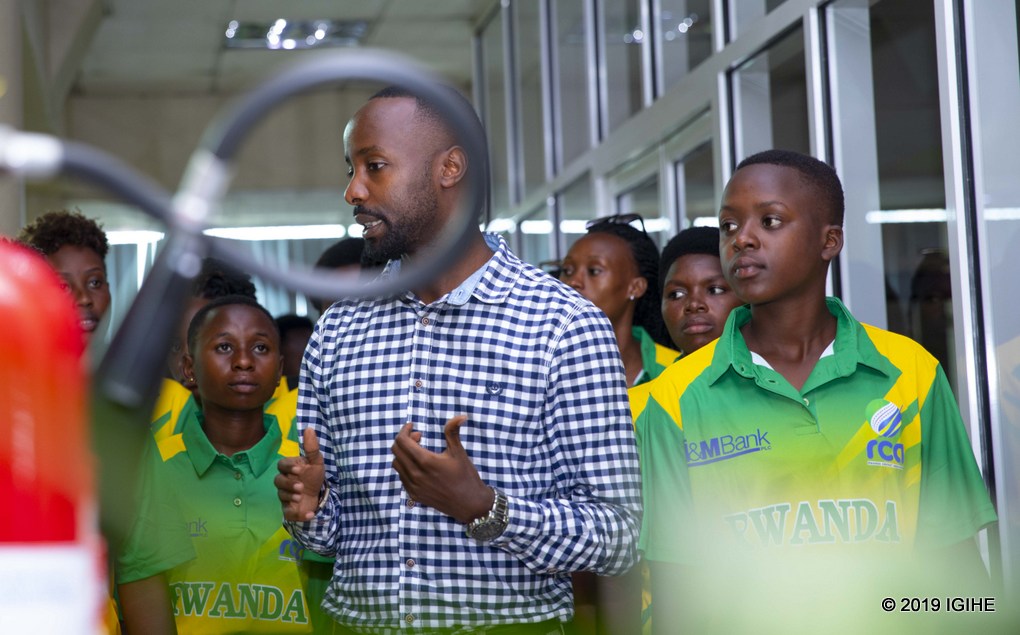 Omar umwe mu bagize itsinda rishinzwe imenyekanishabikorwa muri RDB niwe wabasobanuriraga