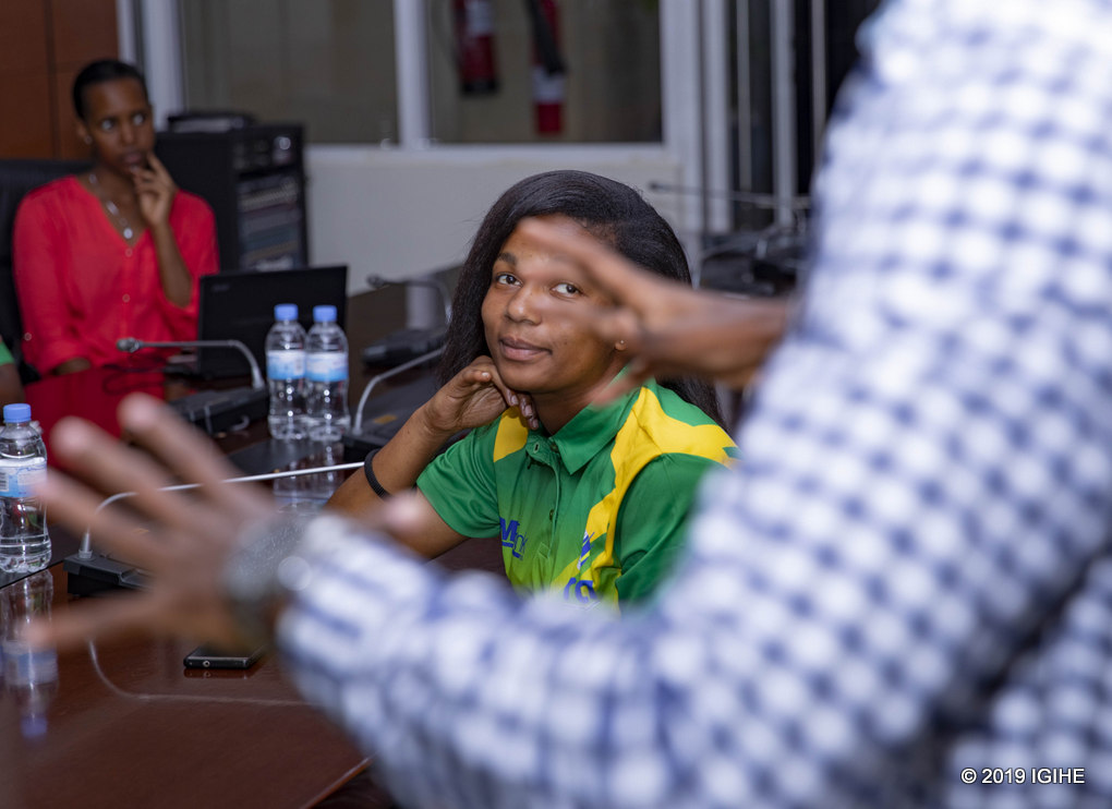 Uwera Sarah akurikiye Omar igihe yasubizaga ikibazo cye