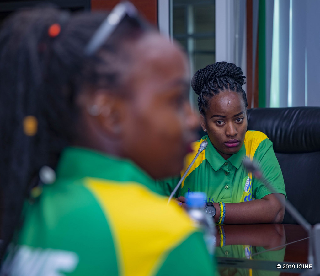 Victoire Gahonzire ushinzwe ibikorwa n'ubuzima bw'iyi kipe yitegereza Diane Ishimwe Dusingizemungu ubwo yabazaga ikibazo