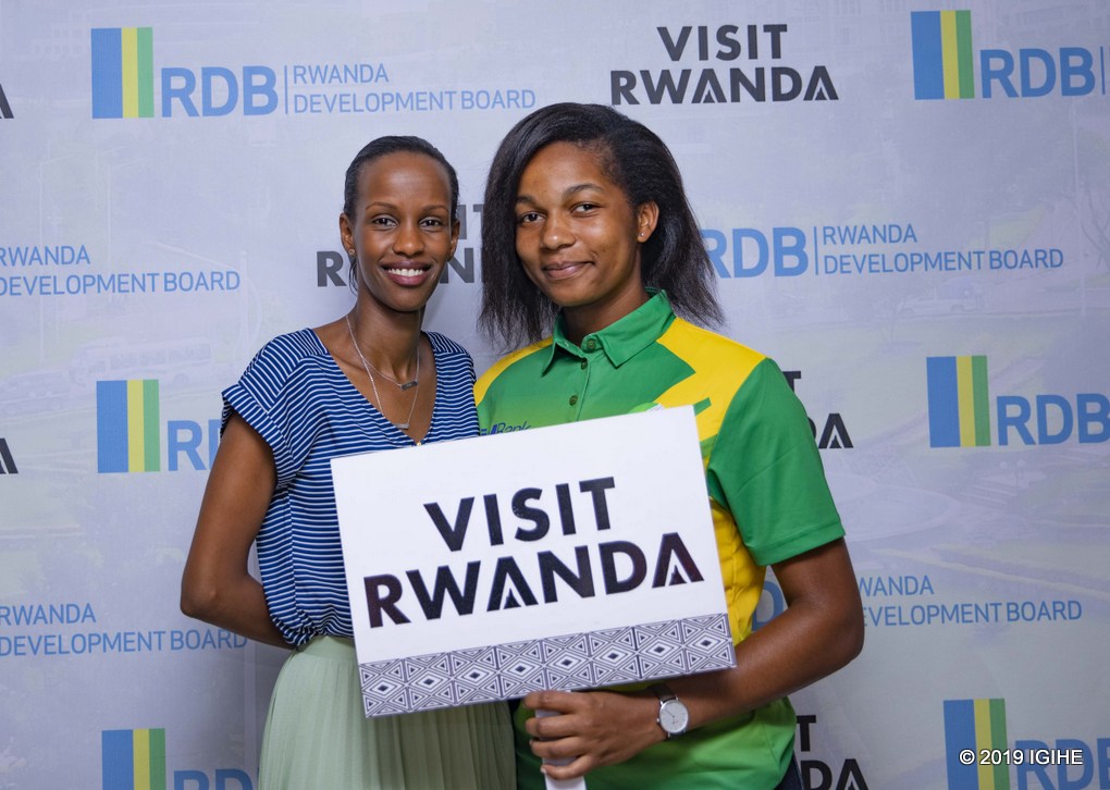 Hafashwe amafoto y'urwibutso , Belise Kariza hamwe na Kapiteni w'iyi kipe Uwera Sarah