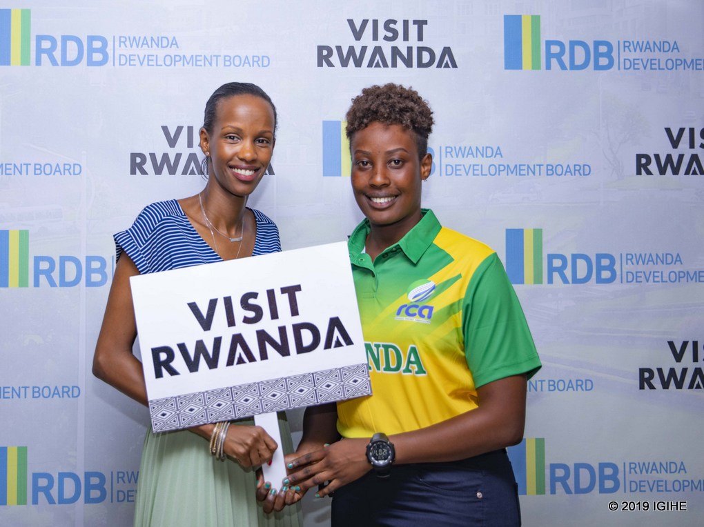 Belise Kariza yifotozanyije na Uwamahoro Cathia umwe mu nkingi za mwamba muri iyi kipe
