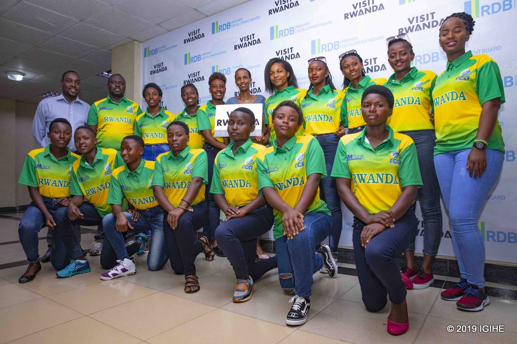Nyuma hafashwe ifoto y'urwibutso hamwe n'abakinnyi bose ndetse n'abatoza