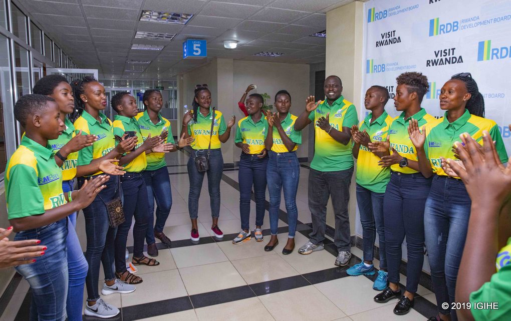 Nyuma baririmbye bagira bati ''Burya umugabo ni usohoza ubutumwa bw'abamutumye''