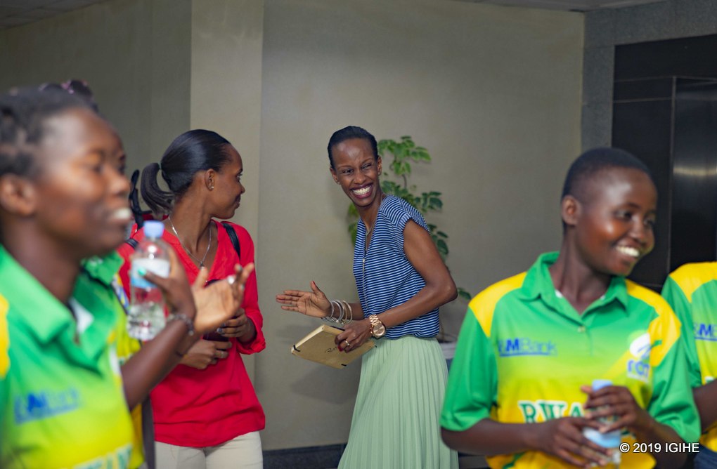 Yabasezeyeho ababwira ko bazongera guhura batahukanye intsinzi maze bagakomereza mu birunga gusura ingagi