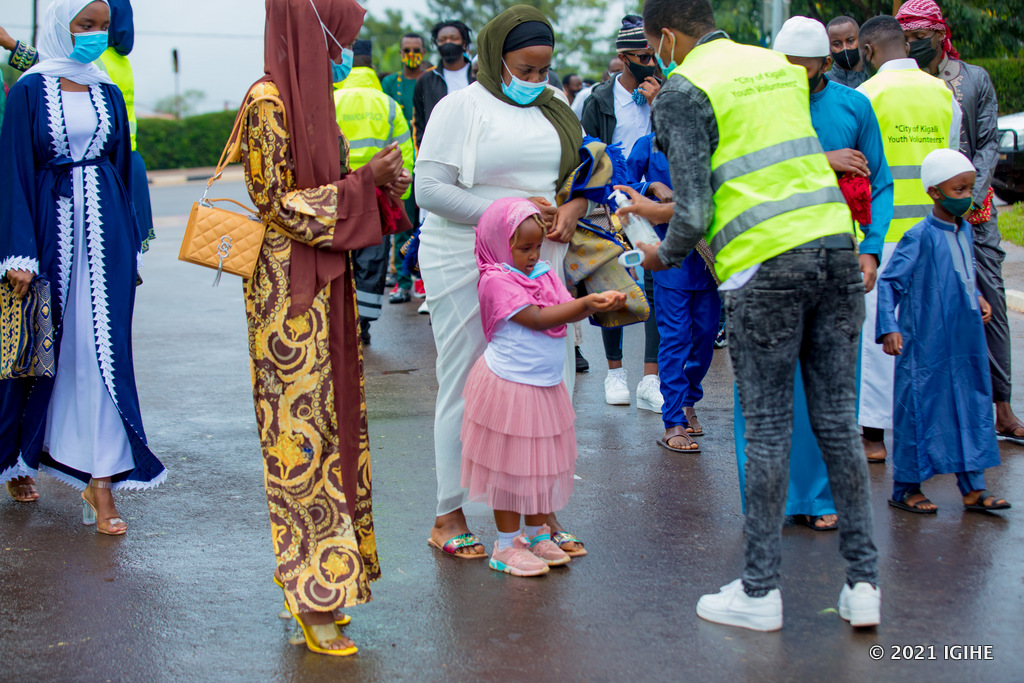 Abari bitabiriye mbere yo kwinjira muri Stade ya Kigali i Nyamirambo babanzaga gukaraba intoki n'umuti wica udukoko