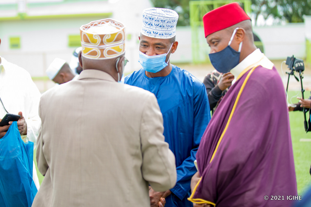Abari bitabiriye uyu muhango bose bari bambaye udupfukamunwa, ndetse bubahirije ingamba zose zo kwirinda iki cyorezo
