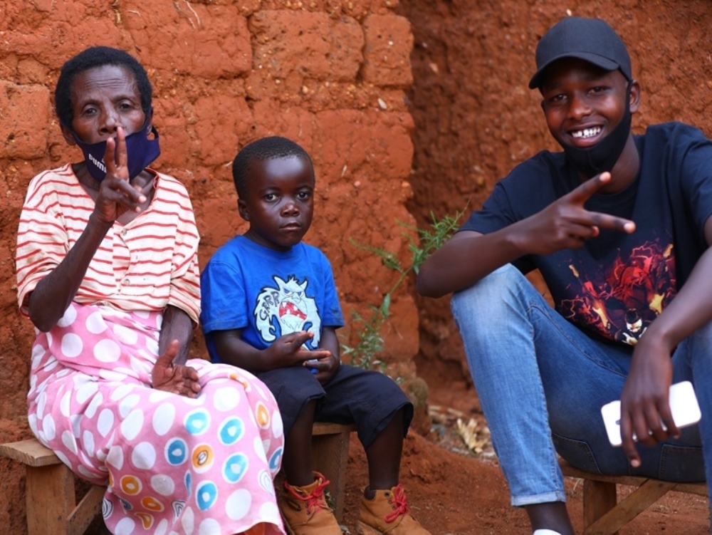 Karyuri hagati ya nyirakuru na Safi umutoza kubyina bari bafite akanyamuneza