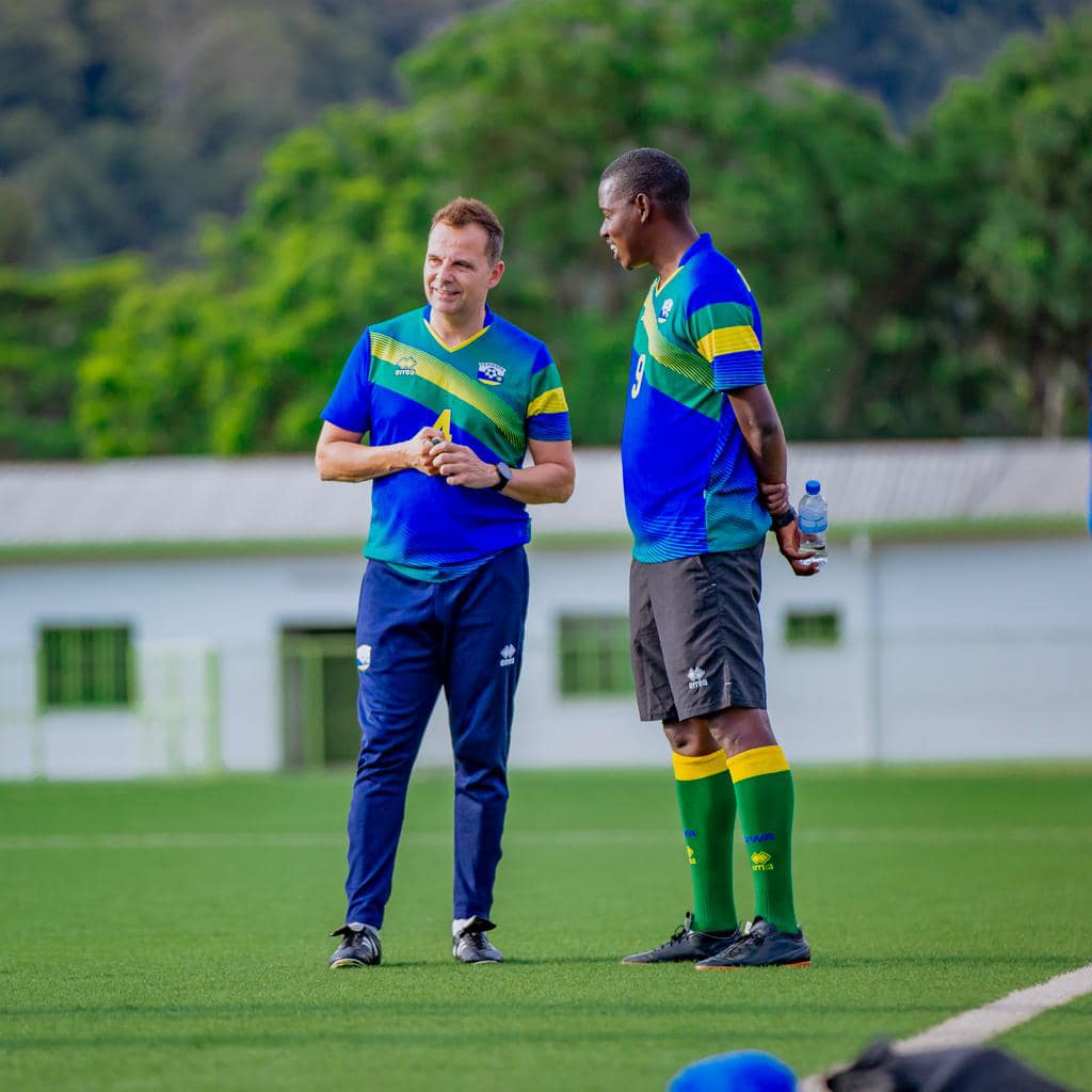 Umutoza Jimmy Mulisausanzwe yungirije Carlos Ferrer mu Amavubi ntazajyana na yo muri Benin kook age gukomeza amasomo ya Licence A ya CAF