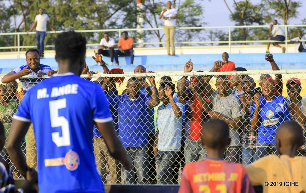 Hashize akanya abateze amatwi bamubwira ko bazamuguma inyuma igihe cyose azaba akiri muri Rayon Sports