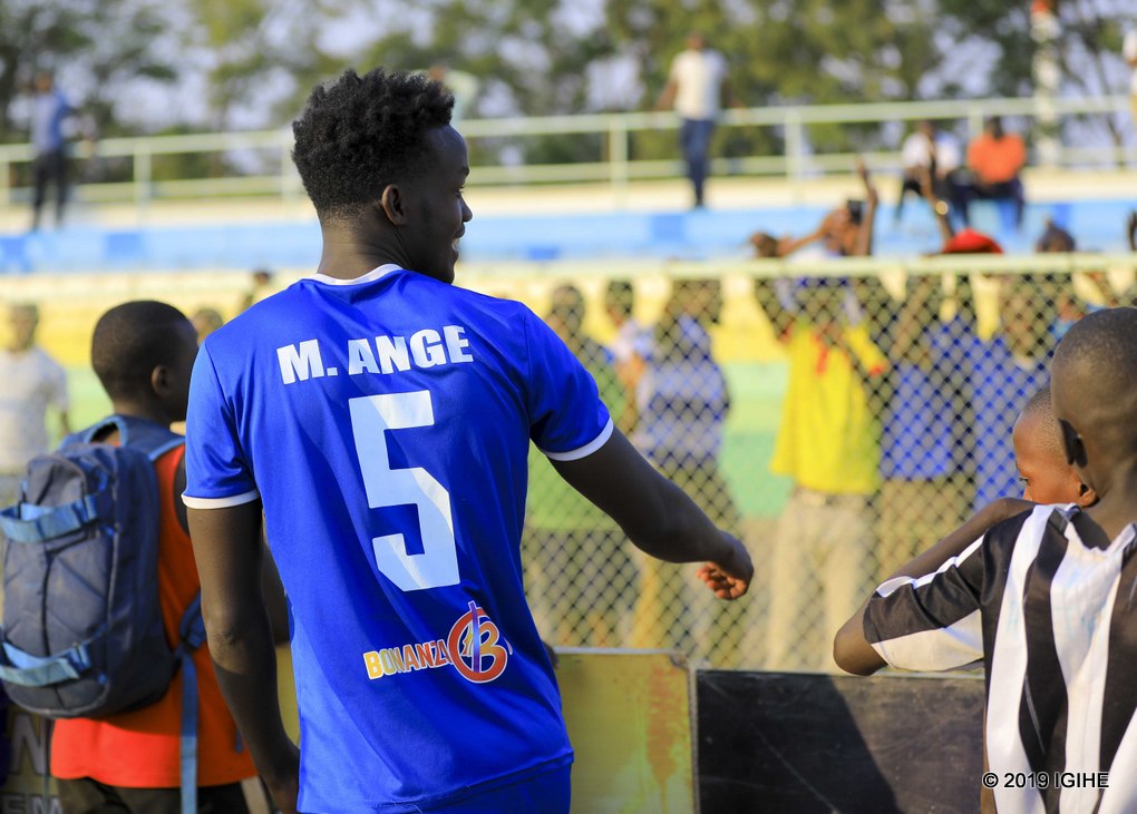 Ku murongo w'uruzitiro rw'ikibuga cya Stade ya Kigali abafana bari bahahagaze bose bamusabaga ko yagumana nabo