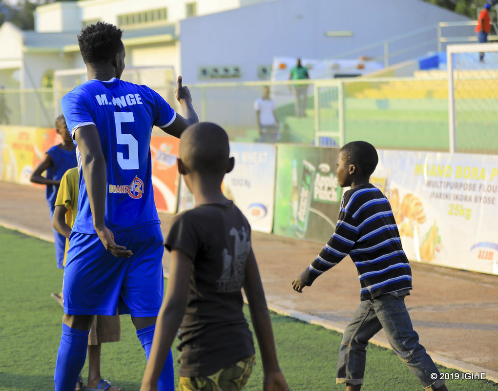 Yabasubije abamara impungenge ko akiri umukinnyi wa Rayon Sports