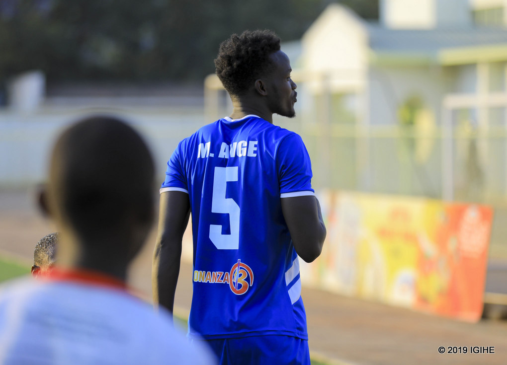 Yakoze ku mutima nk'ikimenyetso cyo kubabwira ko agikunda Rayon Sports