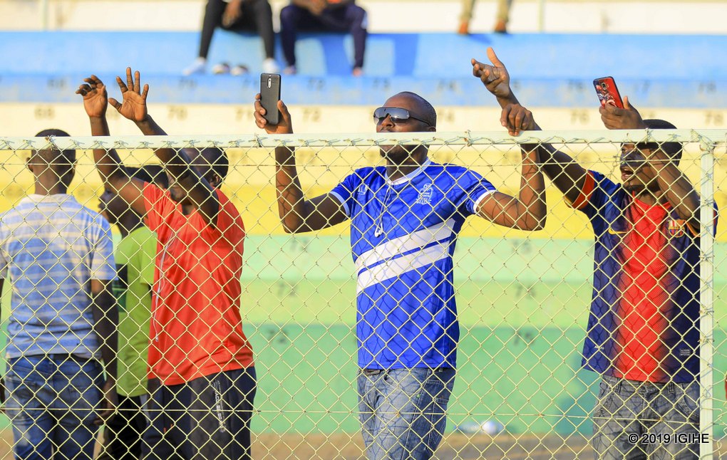Uko yajyaga mu rwambariro bamukurikizaga ubutumwa bwuzuye amagambo arata ibigwi bye