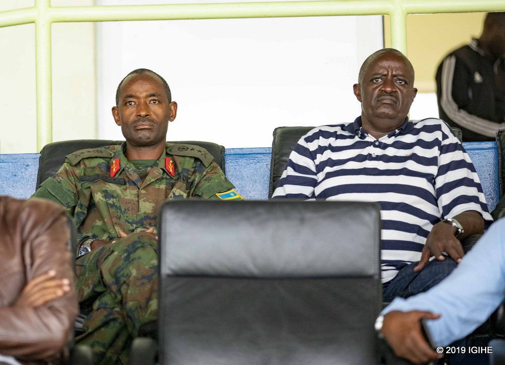 Umuyobozi wungirije wa APR FC, Maj Gen Mubaraka Muganga (ibumoso) ni we wasomeye abakinnyi impapuro zibasezerera